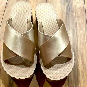 Tory Burch platform sandal (approximately 2 1/2 inch platform)